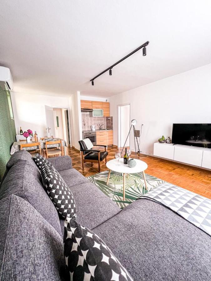 Apartments Valerian Новиград Екстериор снимка