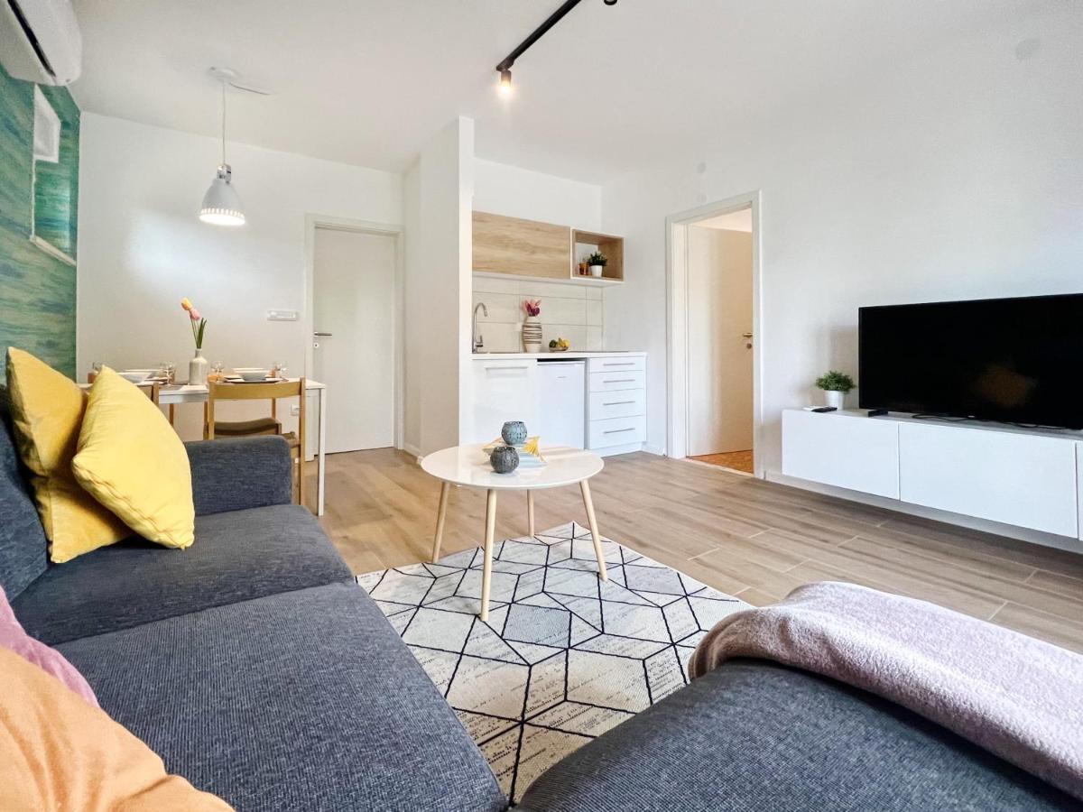 Apartments Valerian Новиград Екстериор снимка