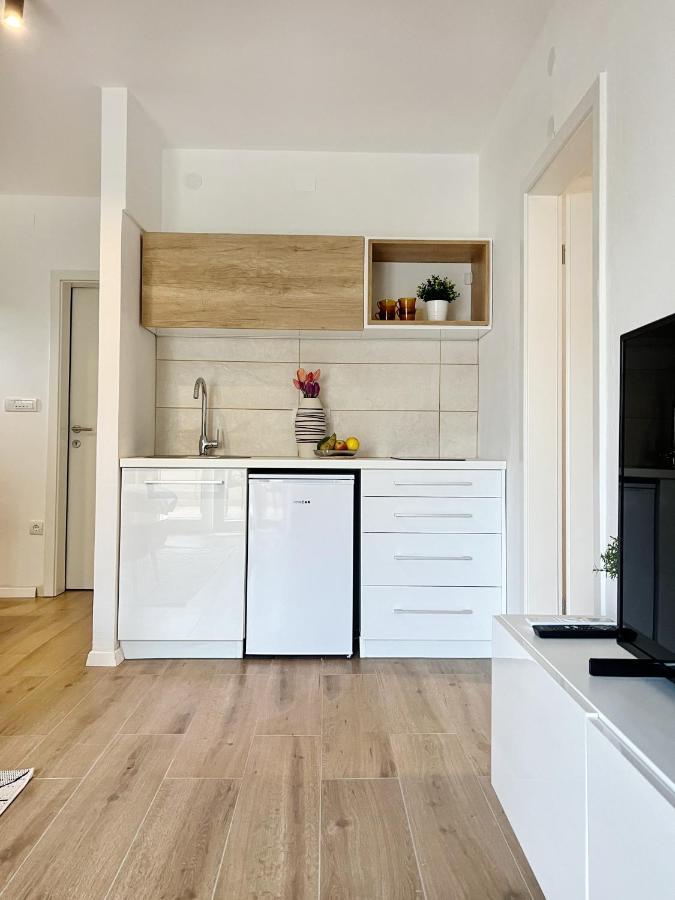 Apartments Valerian Новиград Екстериор снимка