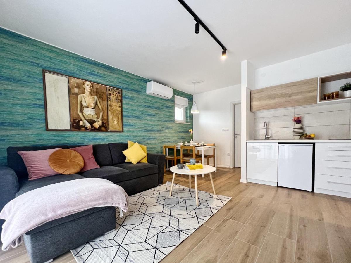 Apartments Valerian Новиград Екстериор снимка