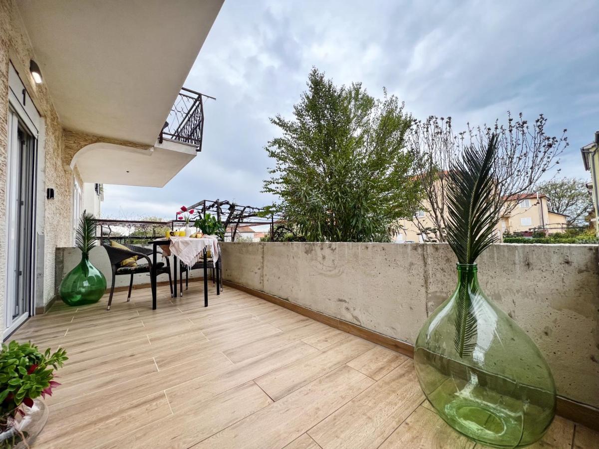 Apartments Valerian Новиград Екстериор снимка