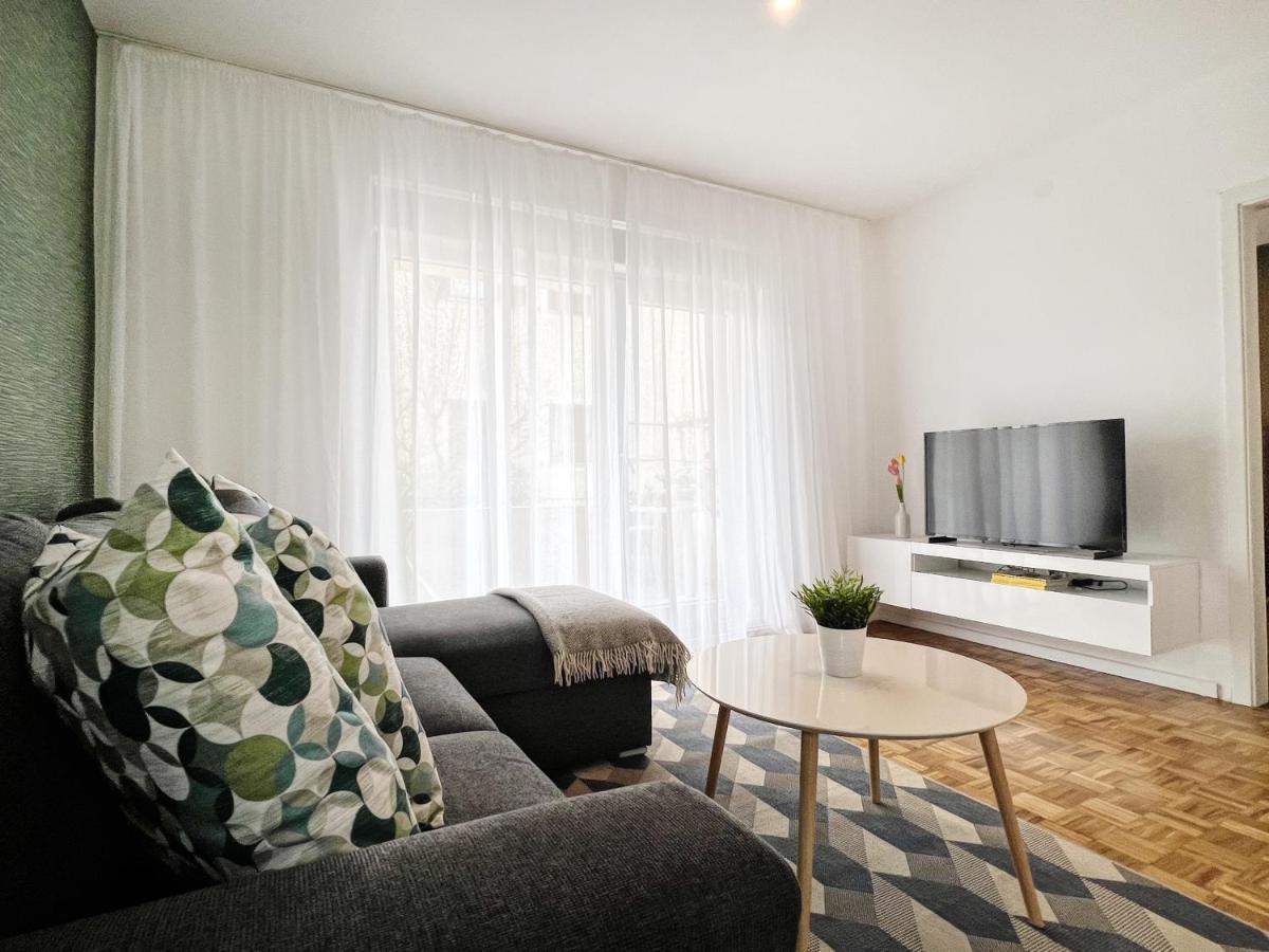 Apartments Valerian Новиград Екстериор снимка