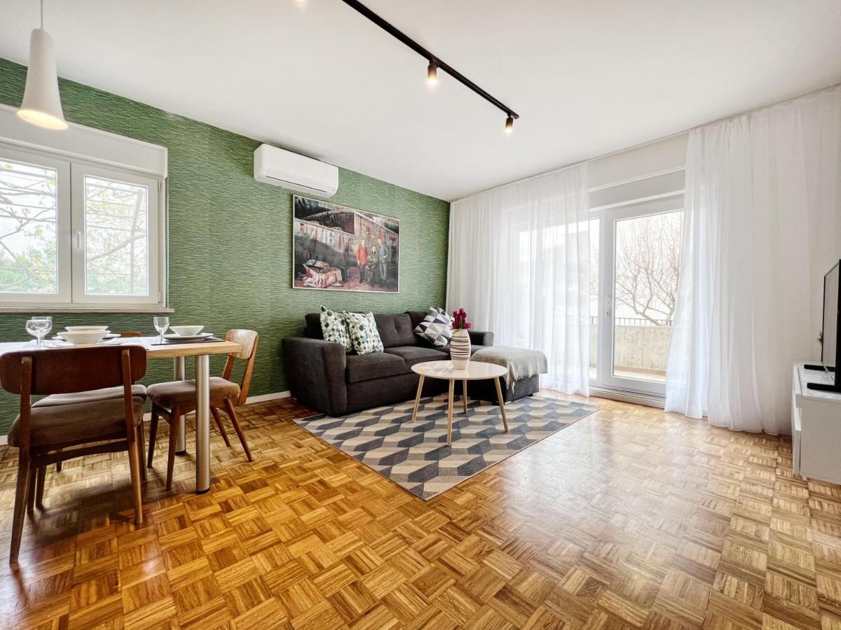 Apartments Valerian Новиград Екстериор снимка