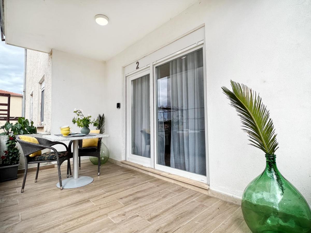 Apartments Valerian Новиград Екстериор снимка