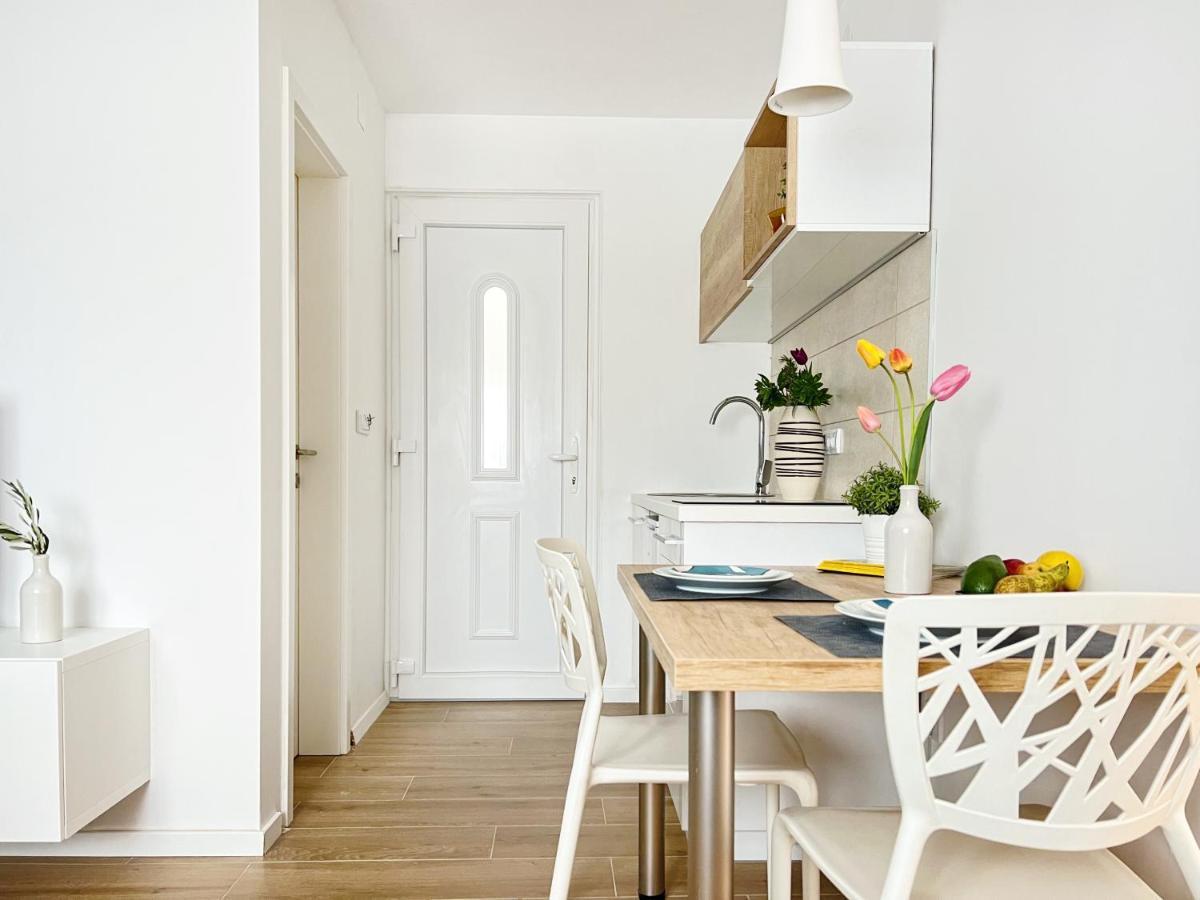 Apartments Valerian Новиград Екстериор снимка