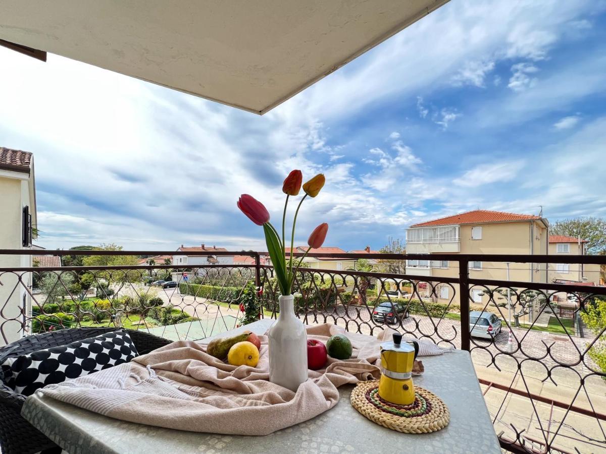 Apartments Valerian Новиград Екстериор снимка