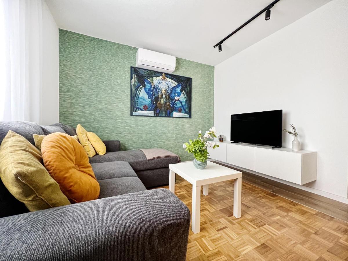 Apartments Valerian Новиград Екстериор снимка