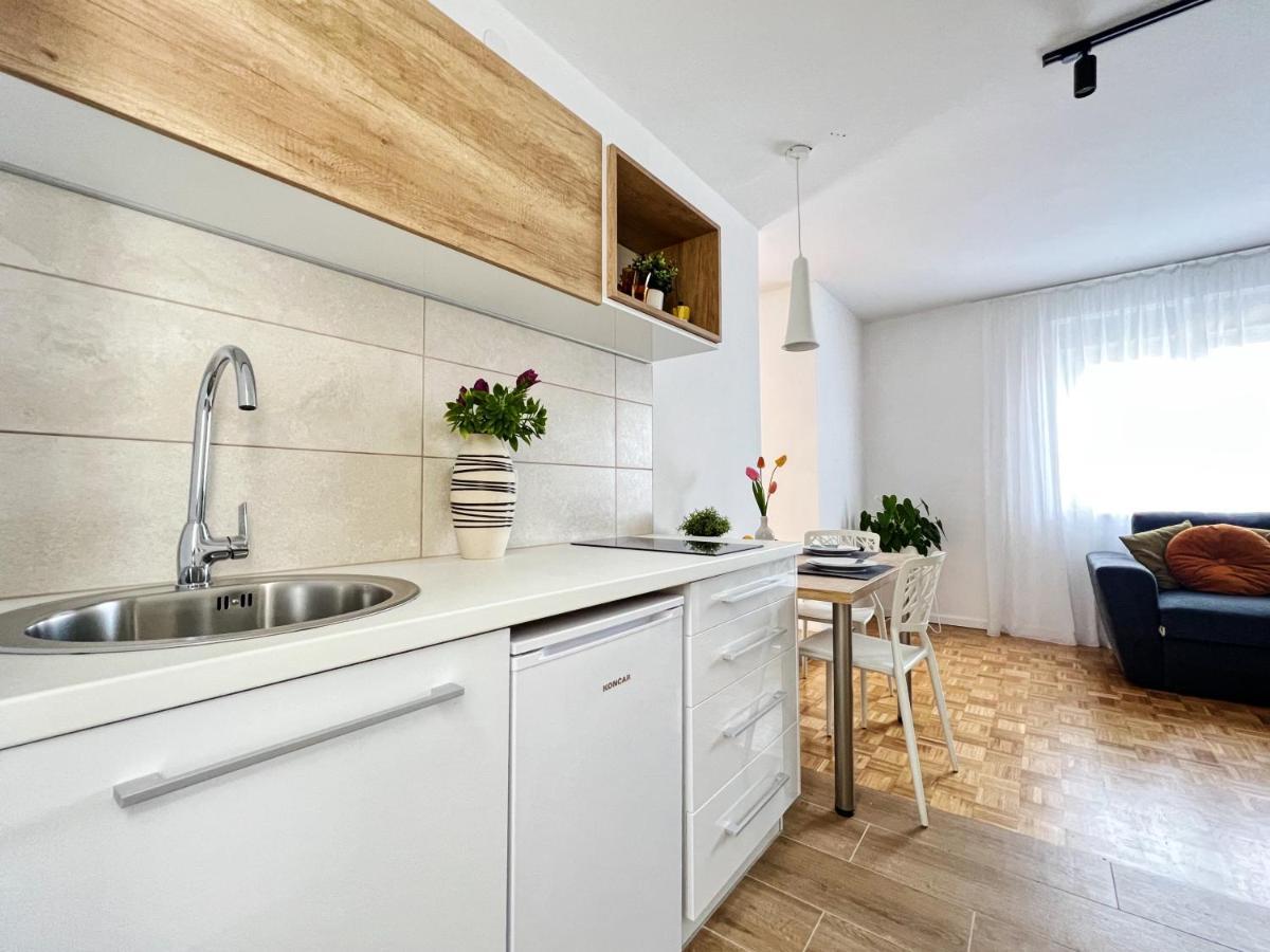 Apartments Valerian Новиград Екстериор снимка