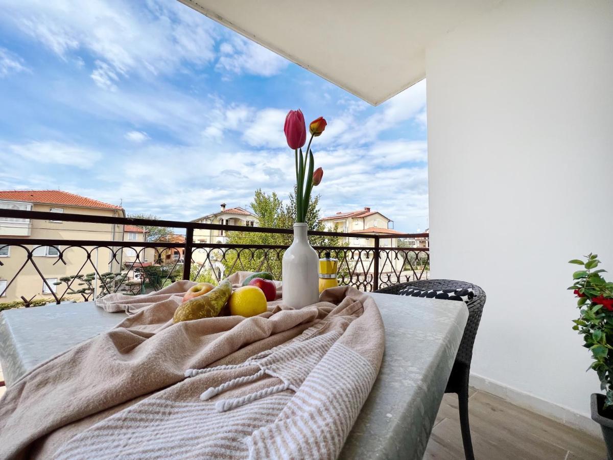 Apartments Valerian Новиград Екстериор снимка