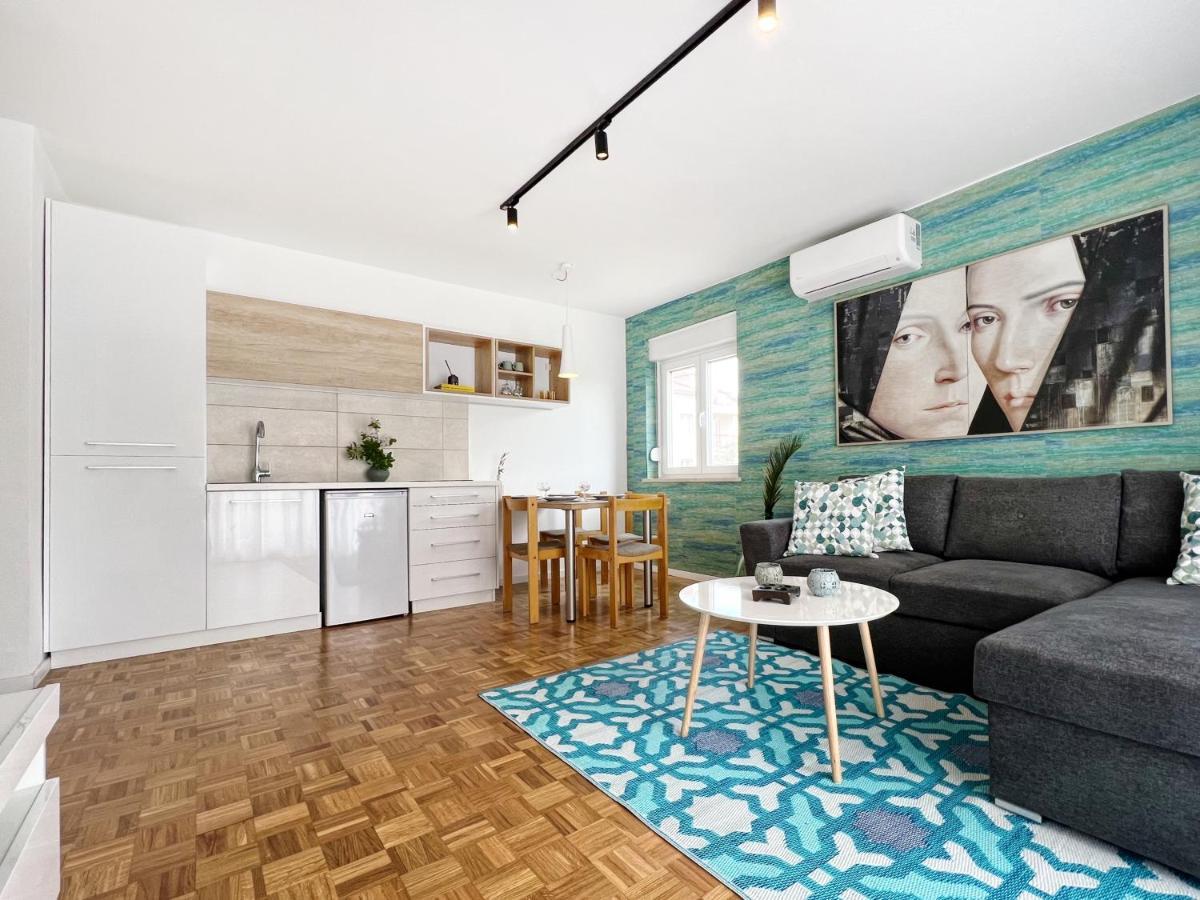 Apartments Valerian Новиград Екстериор снимка