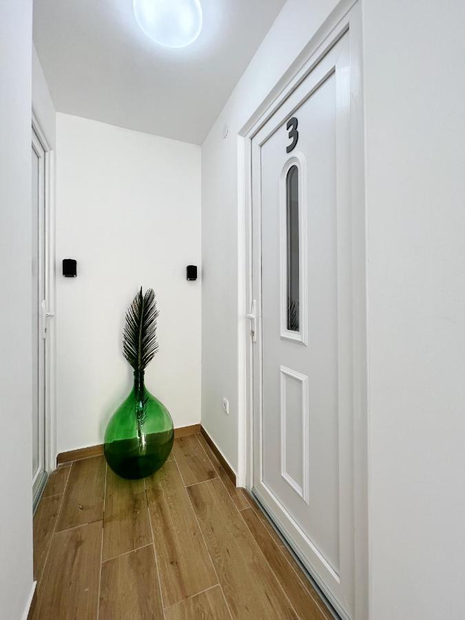 Apartments Valerian Новиград Екстериор снимка