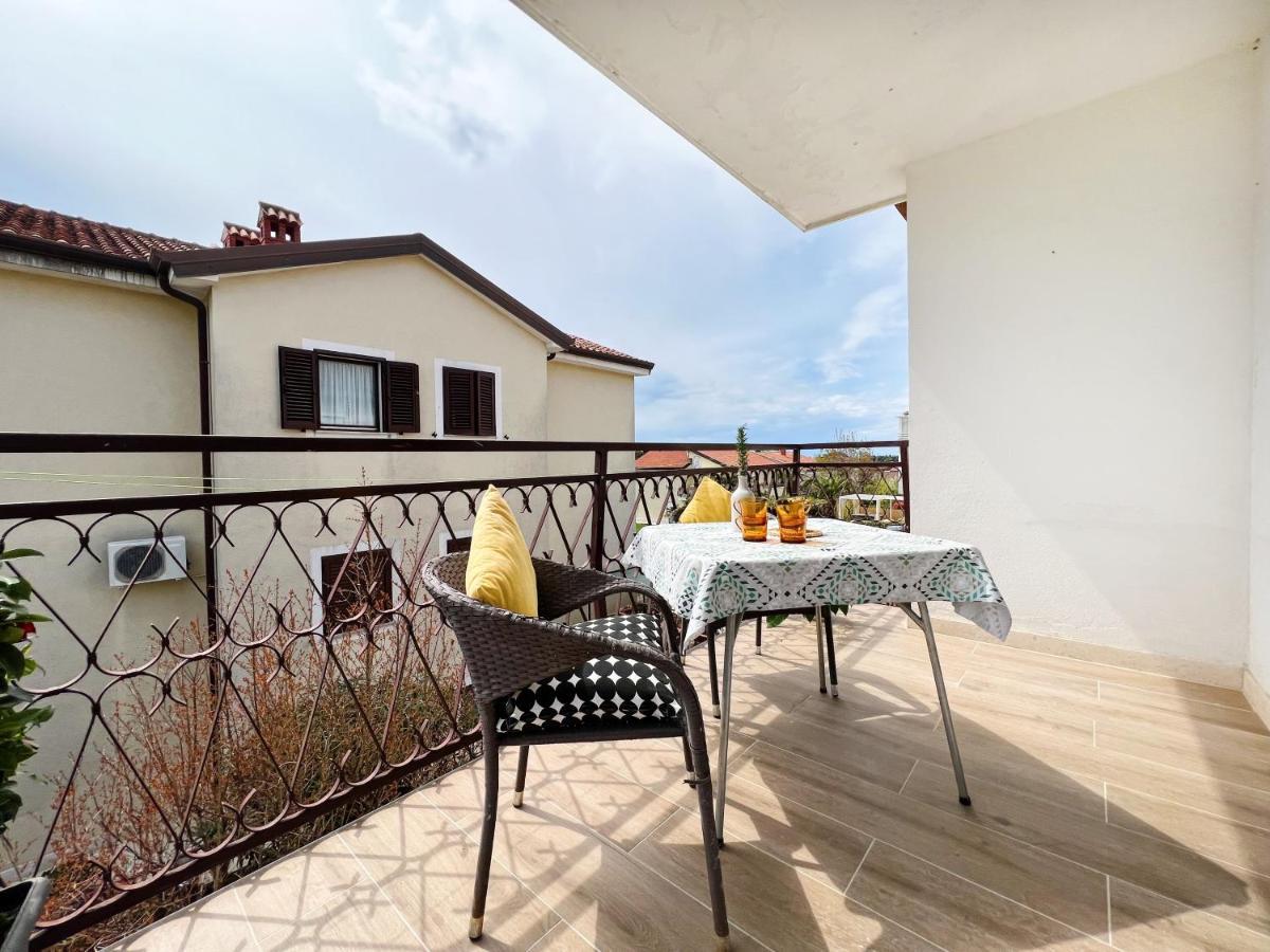 Apartments Valerian Новиград Екстериор снимка