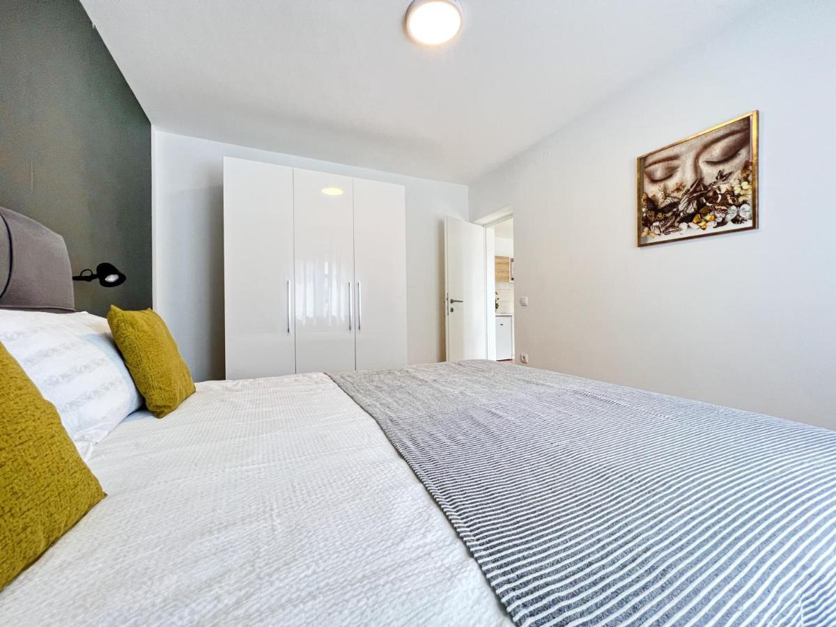 Apartments Valerian Новиград Екстериор снимка
