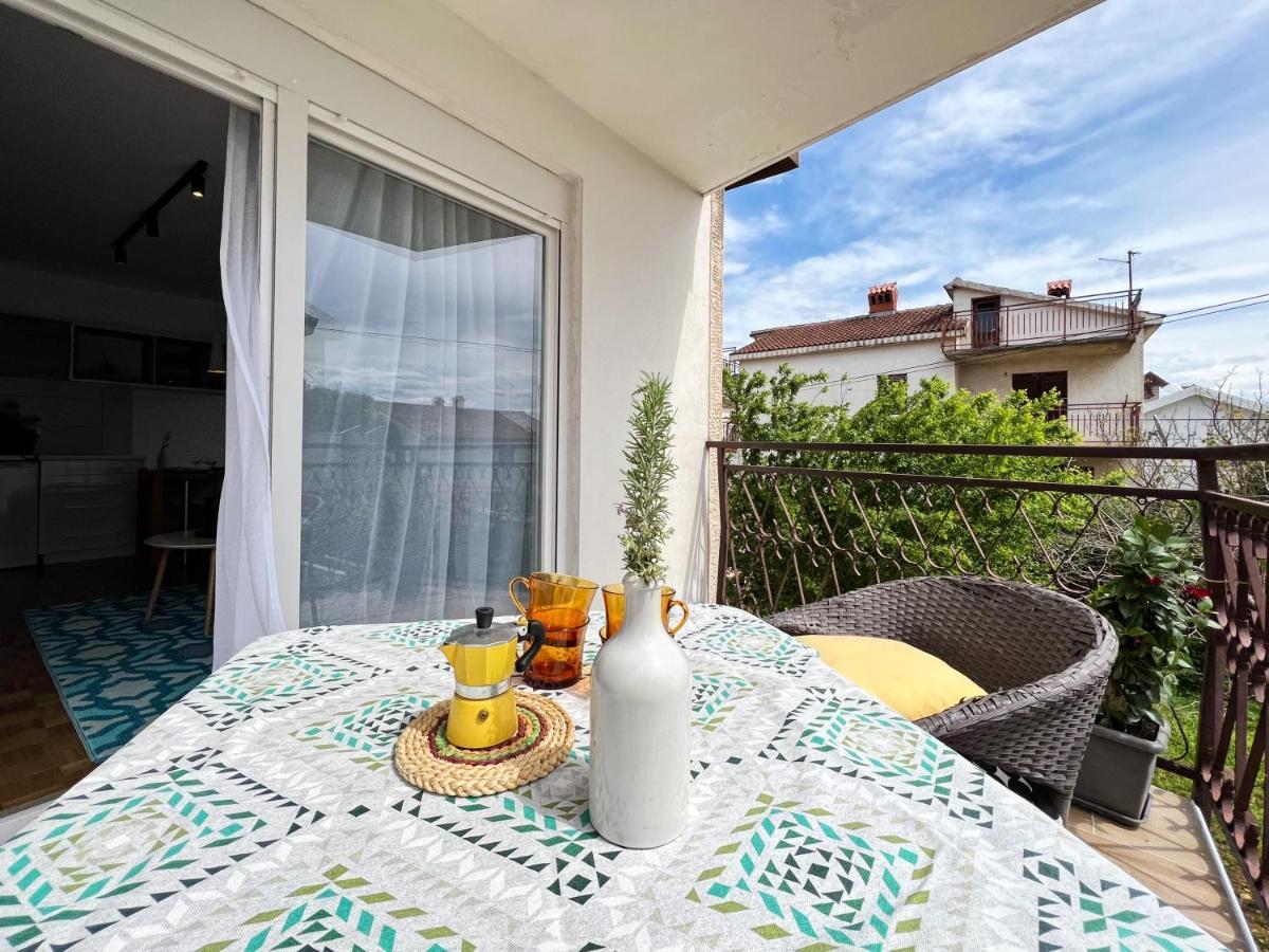 Apartments Valerian Новиград Екстериор снимка