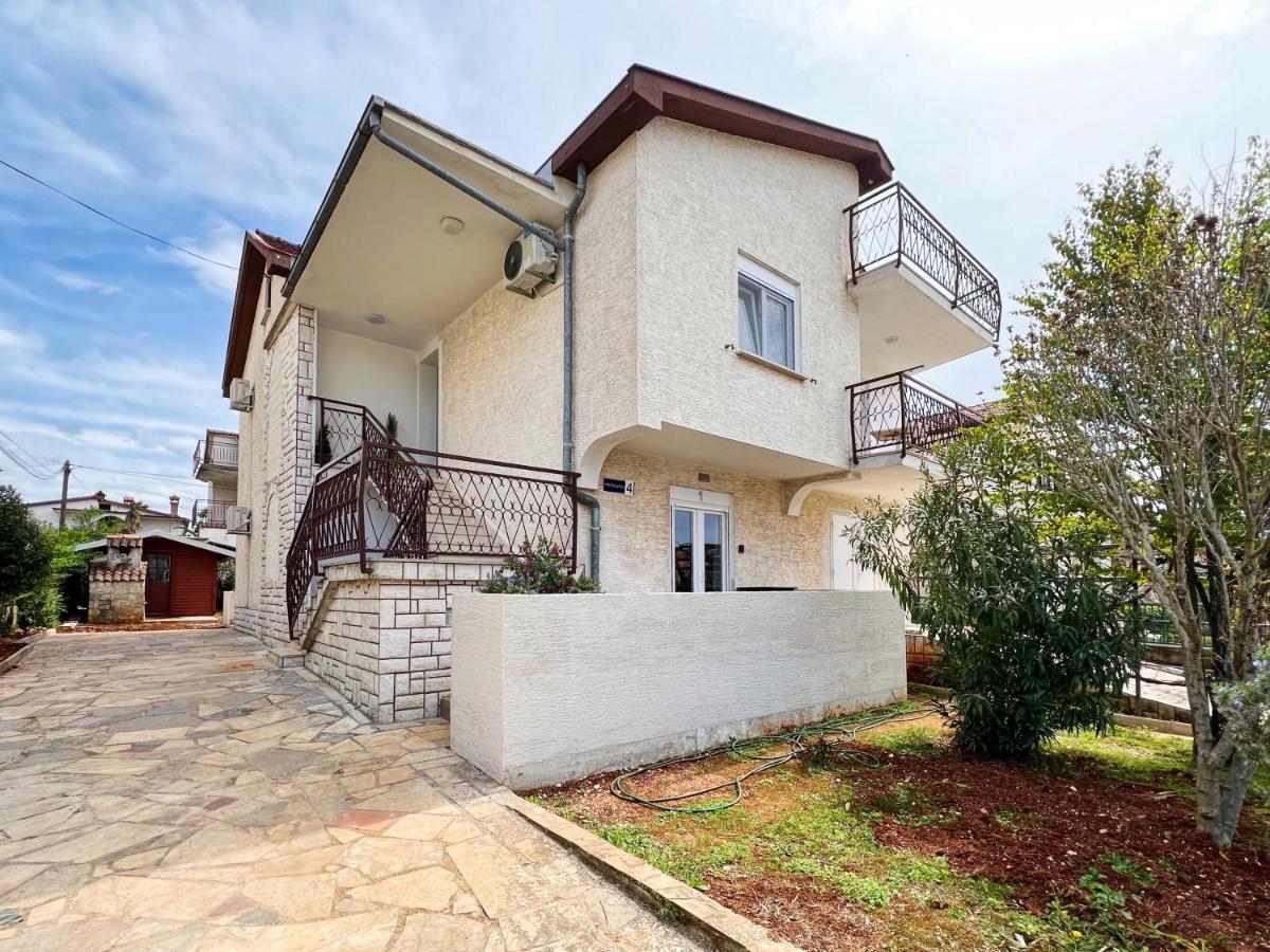 Apartments Valerian Новиград Екстериор снимка