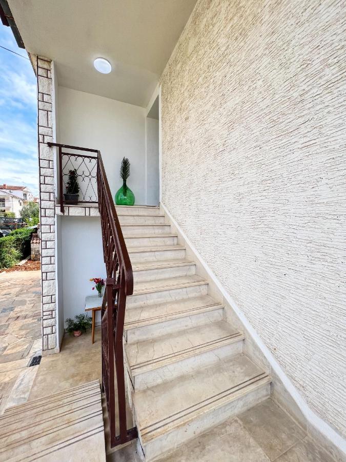 Apartments Valerian Новиград Екстериор снимка